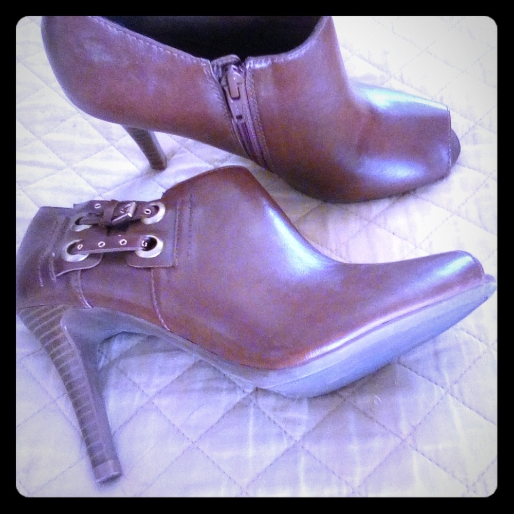 Peep toe bootie